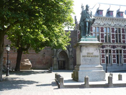 Kopi af Harald Blåtands runesten fra Jelling på Domplein i Utrecht ved indgangen til klostergården. Foto: Anders Purup.