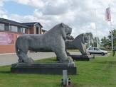 Nærbillede af de to løvekopier i Viborg.