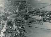 Sort/hvidt luftfoto af Jelling optaget i 1963. Smededammen ligger yderst til venstre. Foto: Nationalmuseet.