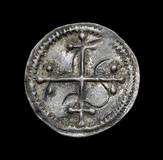 Foto af en mønt med korsmotiv fra anden halvdel af 900-årene. Foto: Nationalmuseet.