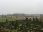 Udragningsfeltet i Jelling ses som en grålig firkant bag kirkegården.