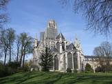 Foto som viser facaden på St. Ouen-kirken i Rouen. Rådhuset har overtaget de gamle gamle klosterbygninger, der er bygget sammen med kirken. Kopien af runestenen står i den tilhørende park.